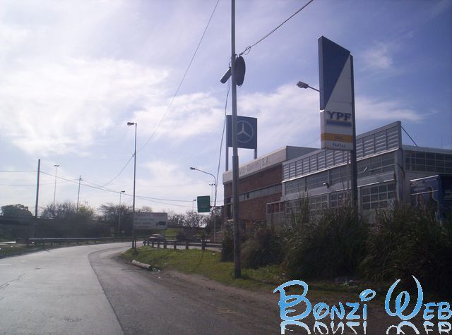Estación de Servicio YPF De Camino de Contura y colectora de Richieri