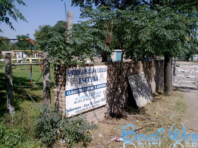 Parrilla en la entrada de "El chucaro" - BonziWeb